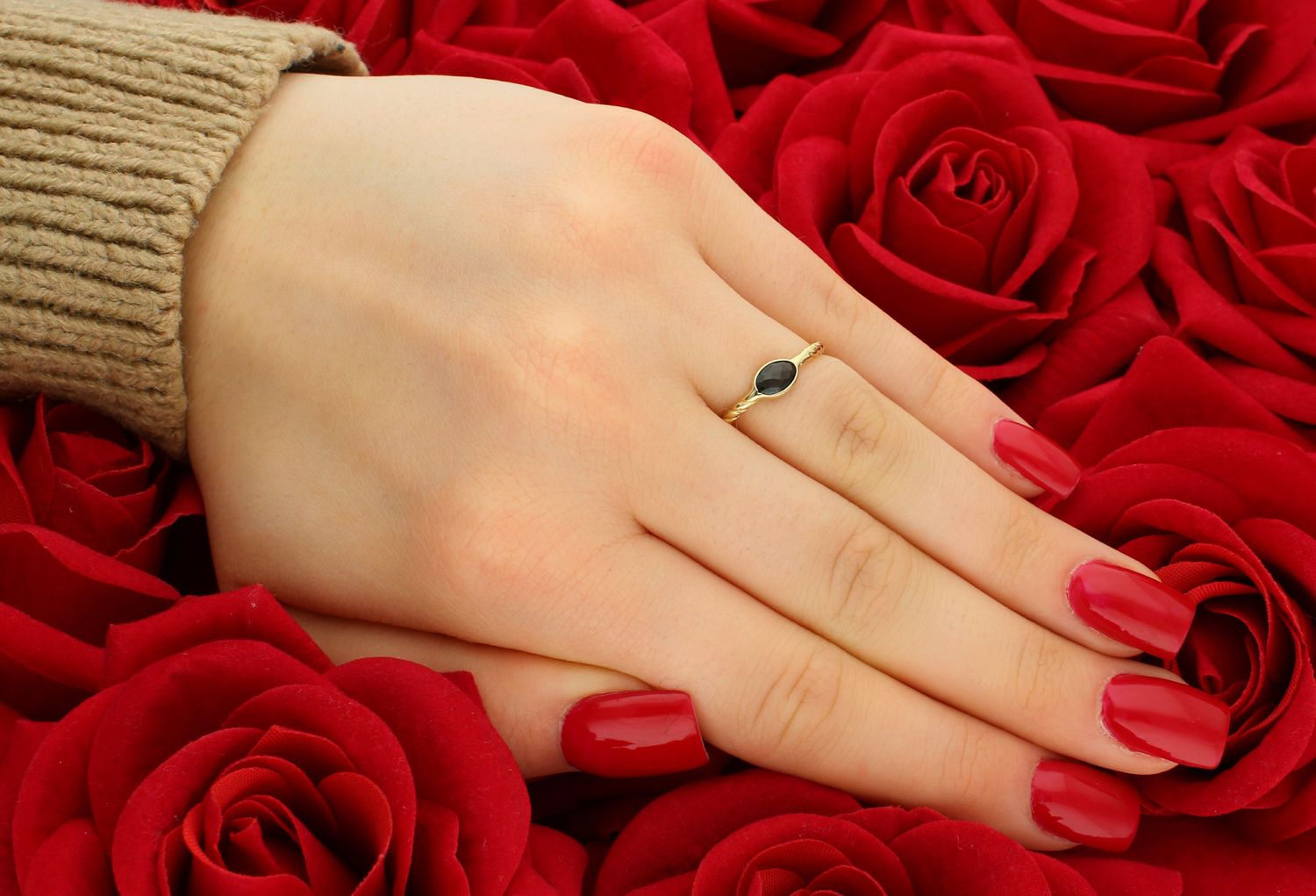 Pierścionek złoty topaz pr 585, D9PAA146240 TLB Piękny pierścionek marki Dall’Acqua wykonany z wysokiej jakości złota próby 585. Ponadczasowy wzór inspirowany ikonami sztuki jubilerskiej podkreśli1.jpg